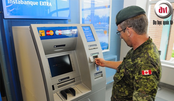 ngân hàng và máy ATM tại Canada