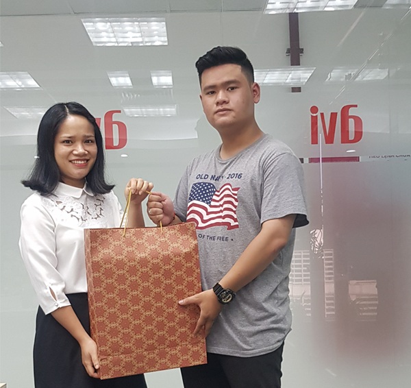 Nhật Anh - AVI tặng quà lưu niệm cho bạn Quân Nhật Anh - AVI tặng quà lưu niệm cho bạn Quân