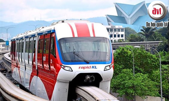 Tàu chạy trên một đường ray