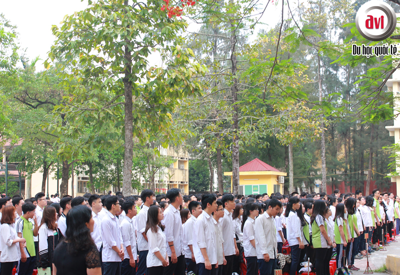 Học sinh THPT Thực Nghiệm chào cờ