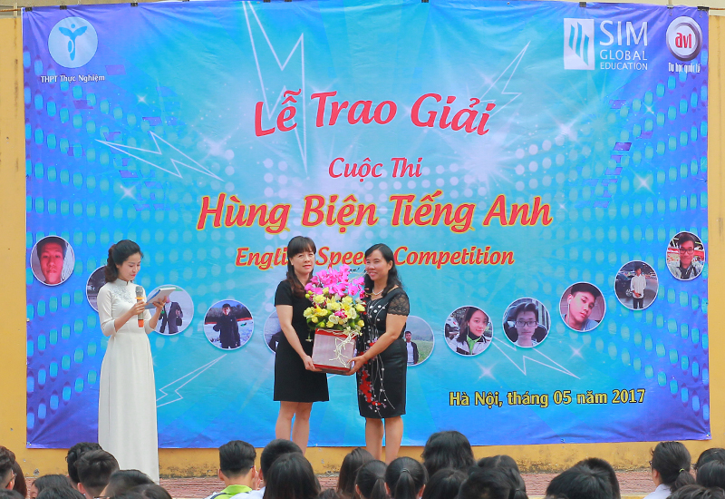 Giám đốc công ty Tư vấn GD & ĐT Nhật Anh - AVI trao tặng lẵng hoa tươi thắm tới trường