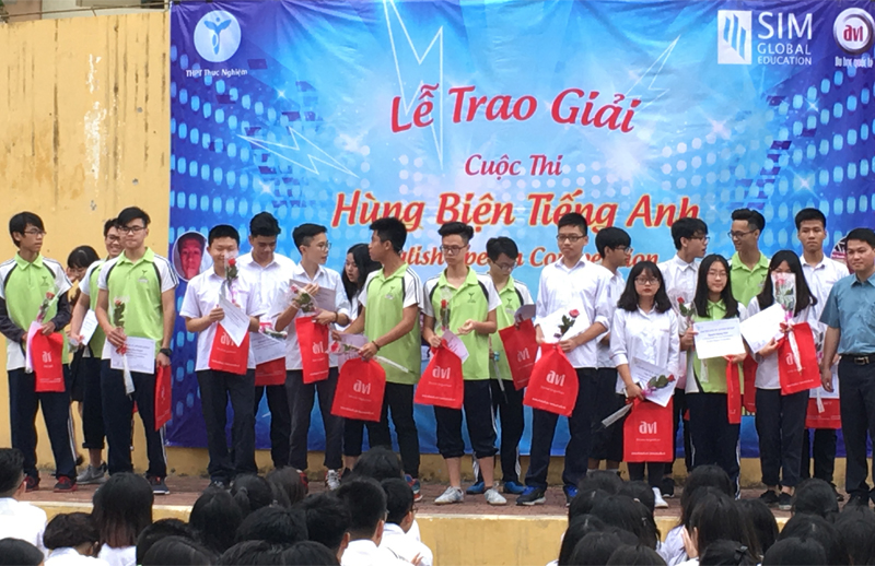 Tặng quà tham gia cuộc thi Hùng biện tiếng Anh
