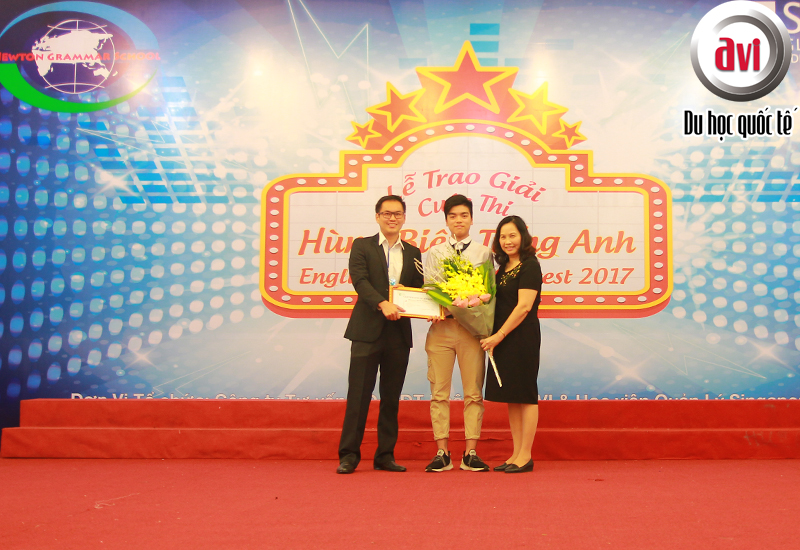Trao giải nhất cuộc thi hùng biện tiếng anh - English Speaking Contest 2017 bạn Nguyễn Minh Thịnh