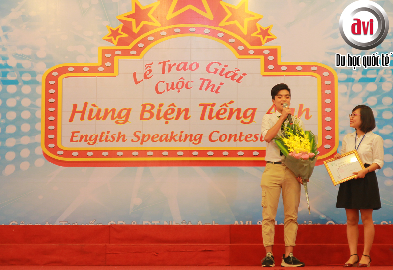Bạn Nguyễn Minh Thịnh phát biểu cảm xúc sau khi nhận giải