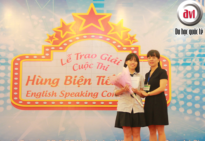 Giám đốc công ty Tư vấn GD & ĐT Nhật Anh - AVI trao giấy chứng nhận tham gia