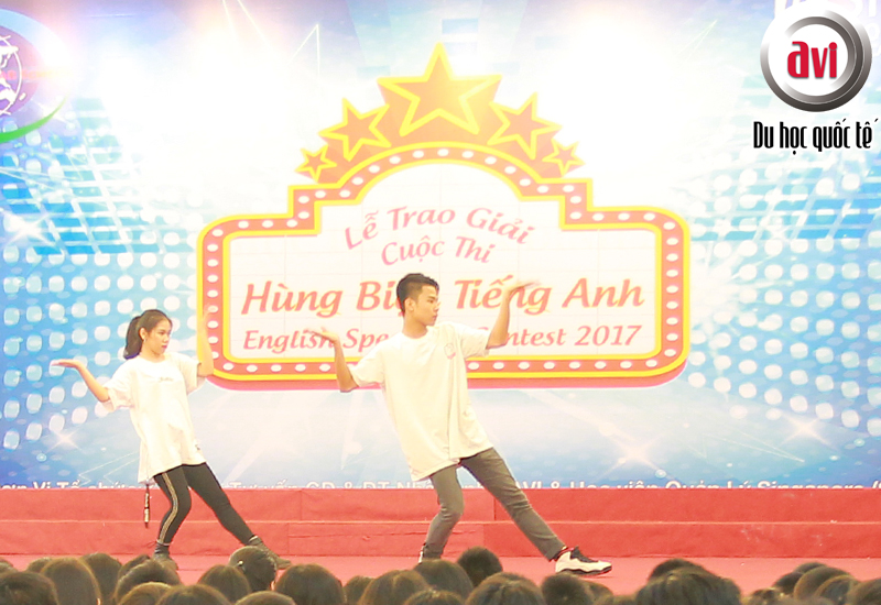 Tiết mục biểu diễn của các bạn học sinh THPT Newton