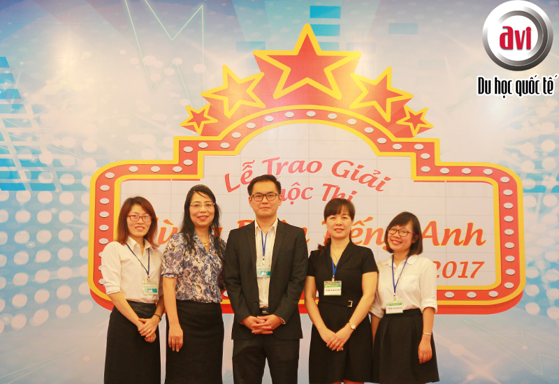 Đại diện trường song ngữ New ton chụp ảnh lưu niệm cùng cán bộ công ty tư vấn GD & ĐT Nhật Anh - AVI