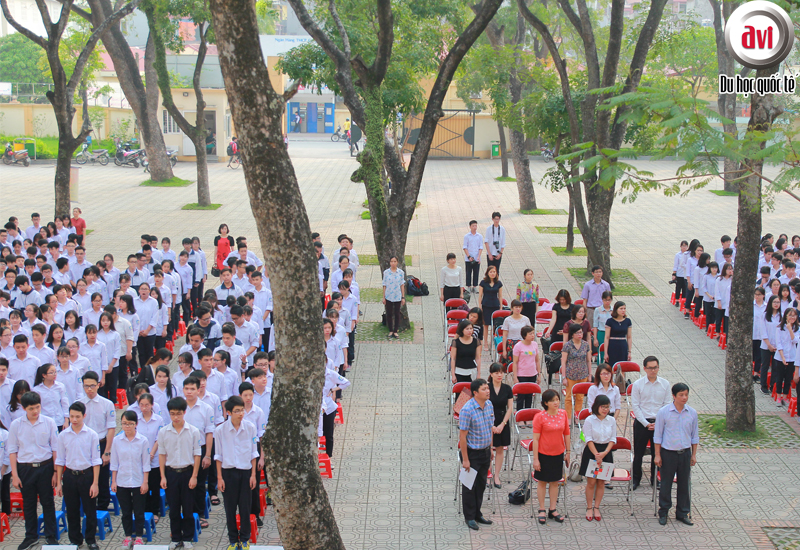 Học sinh THPT Nguyễn Gia Thiều chào cờ đầu tuần