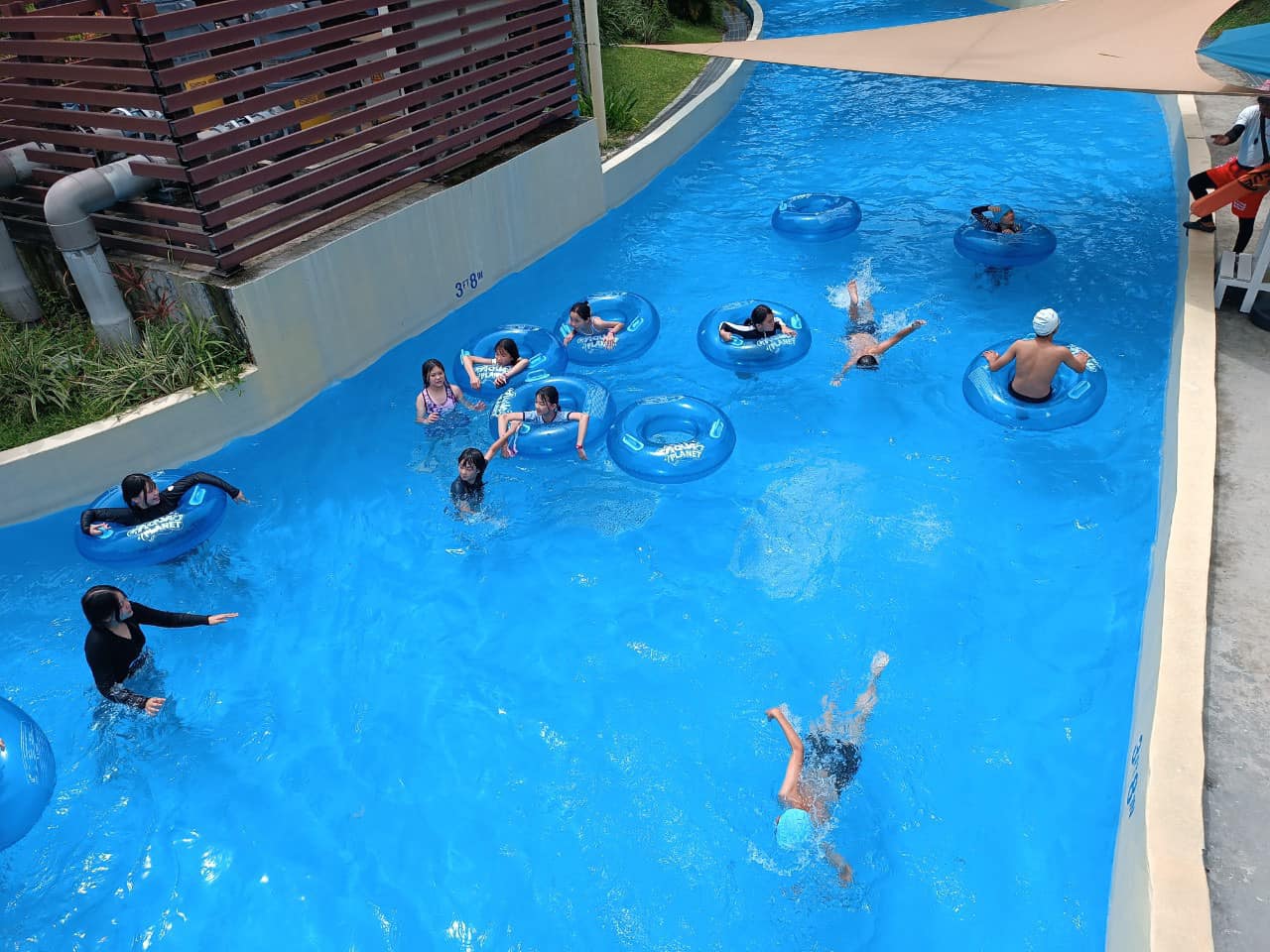 Học viên SMEAG vui chơi tại hồ tạo sóng Công viên nước Cebu