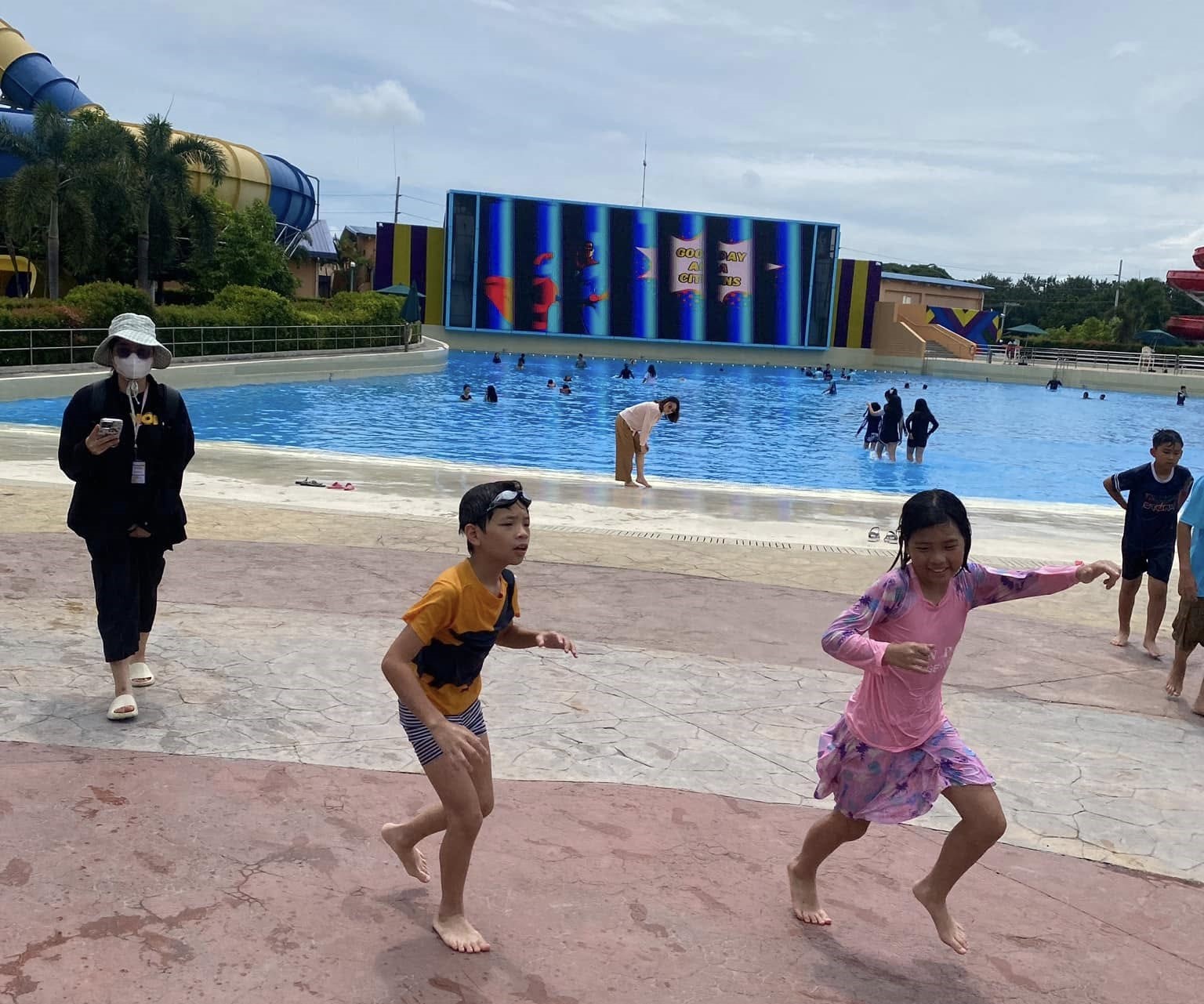 Học viên SMEAG vui chơi tại Hồ tạo sóng Công viên nước Cebu